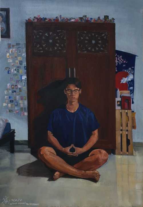 Portrait of the artists sitting at the foot of his bed,against his dark wood cupboard in meditation. On top of the cupboard there are miscellaneous objects. On the wall behind the cupboard, from the right hangs a partially visible, Japanese style tapestry of a wave, in front of which two wooden slatted crates are stacked like shelves, holding more of the artists belongings. The same wall, towards the left is littered with pictures the size of polaroids. 